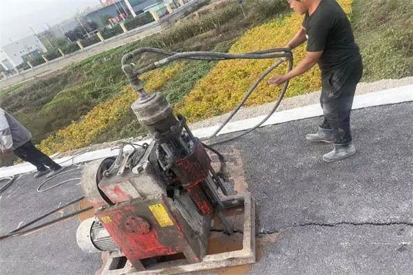 美姑马路面下沉注浆加固